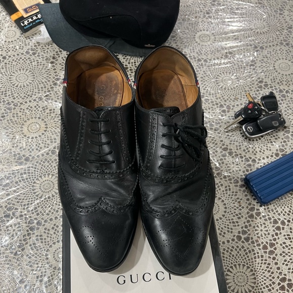 Gucci Men\'s Perforated Black Leather Stripe Logo Oxford Shoes N1154 Size 11 box main image 9